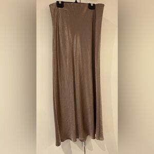 Elegant champagne coloured slip Skirt - Aritzia